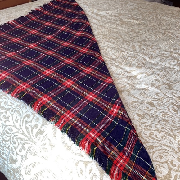 Beautiful Classic Plaid versatile Shawl/Scarf/Throw - Picture 6 of 6